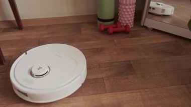 Robot zemindeki tozu otomatik sistemle temizliyor ve her gün ev temizliği yapıyor. Yüksek kalite 4k görüntü