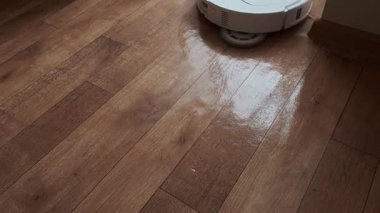 Robot süpürgesinin sessizliği zemini lekesiz ve rahatsız edici bir ses çıkarmadan temizliyor. Yüksek kalite 4k görüntü