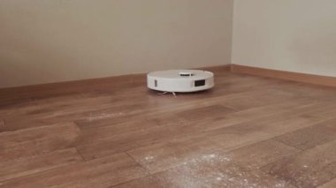 Otomatik ev robotu, düzenli bir yaşam ortamı için günlük temizlik görevlerini verimli bir şekilde yerine getiriyor. Yüksek kalite 4k görüntü