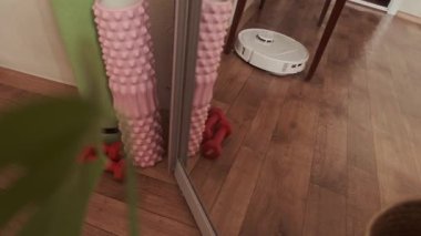 Bir tıklama temizleme robotu tüm işi otomatik olarak yapıyor ve ev temizliğini her gün daha kolay ve elverişli hale getiriyor. Yüksek kalite 4k görüntü