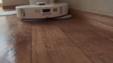 Akıllı robot, günlük temizlik için modern ev teknolojisi ile mutfak zeminini temizliyor. Yüksek kalite 4k görüntü