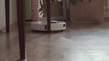 Robot süpürge, sahibi her gün rahat ve temiz bir ev ve kolay bir otomatik temizlik sağlarken çalışır. Yüksek kalite 4k görüntü