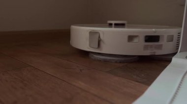 Aksiyon robotu vakumundaki akıllı ev teknolojisi etrafta kimse yokken gün boyunca zemini temizliyor. Yüksek kalite 4k görüntü