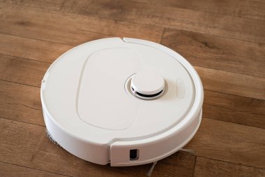 Akıllı teknoloji robot süpürgesini temizlemeye yardım eder. Yerleri temizler ve yıkar.