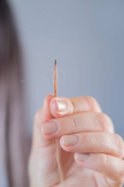 Güzel, bakımlı saçlar, kapsül saçı uzantıları profesyonel kuaförde pürüzsüz parlak iplikler gösteriyor.