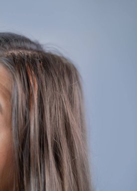 Güzellik salonundaki saç uzantıları her bir tel ve kapsül profesyonel kuaförüne dikkat çekiyor.