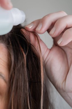 Yumuşak kapsüller için araç profesyonel güzellik salonundaki saç uzantılarını güvenli bir şekilde kaldırmaya yardımcı olur