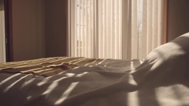 Большая Кровать Свет Окна — стоковое видео