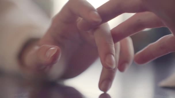 Piękne Ręce Zakochanych Czułość Wrażliwość — Wideo stockowe