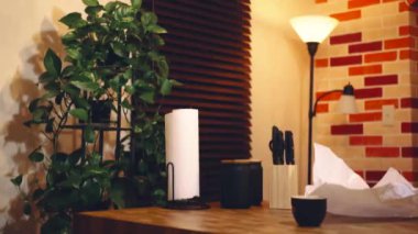 Şefin masası, ev mutfağı, bıçaklar.