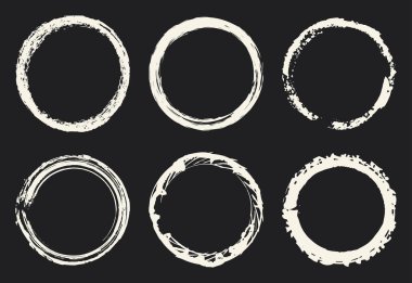 Bir grup grunge circle fırça darbesi. Vektör çizimi. Grunge el çizimi daireler.