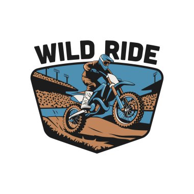 Sürücü kalabalığın üzerinde cesur bir motokros gösterisi sergiliyor..