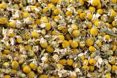 Kurumuş papatya çayının arka planı. Uykuya neden olan doğal bitki çayını rahatlatma kavramı