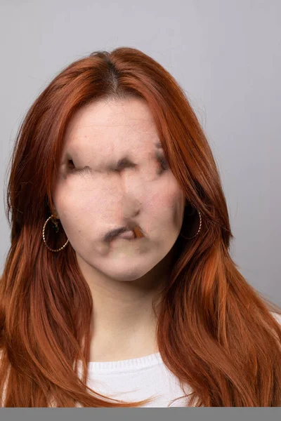 人工智能错误 由于图像处理技术问题而使一个女孩的脸毁容 处理错误导致的虚假虚拟现实 — 图库照片