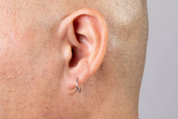 Makro Des Rasierten Männerohrs Mit Minimalem Ohrring Konzept Der Männermode — Stockfoto