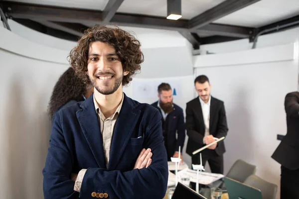 Joven Hombre Negocios Guapo Sonriendo Una Oficina Posado Retrato Con — Foto de Stock