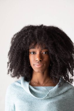 Burnu ve saç stili piercingli gülümseyen Afrikalı bir kızın yüzü. Portreyi kapat. Üzerine boşluk kopyala, beyaz arkaplanda izole et