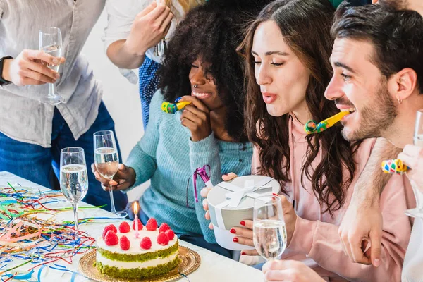 Födelsedagsfest Med Vänner Flicka Blåser Ljus Tårta Och Hålla Hennes — Stockfoto
