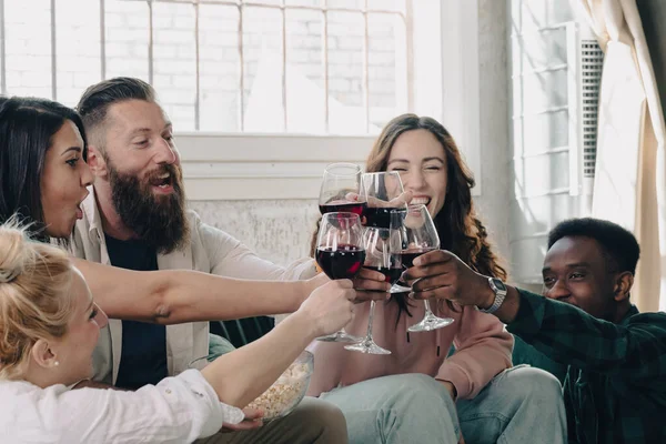 Skål Folk Firar Och Höjer Glas Rött Vin För Rostat — Stockfoto
