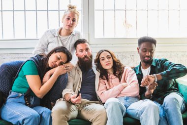 TV karşısında sıkıcı bir akşam. Çoklu etnik gruptan bir grup çocuk film izlemekten sıkılıyor. Kız uyuyor, oğlan saate bakıyor ve arkadaşı uykusundan esniyor..