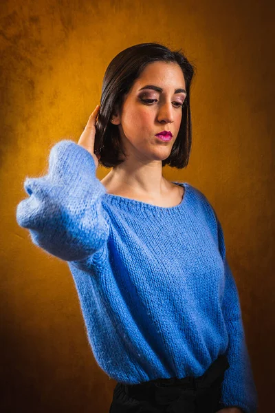 Retrato Vintage Una Joven Suéter Azul Holgado Con Una Expresión —  Fotos de Stock