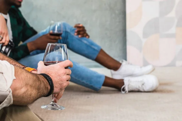 Selektivt Fokus Pojkes Hand Som Håller Bägare Rött Vin Multietniskt — Stockfoto