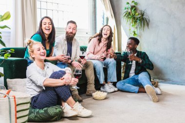 Evdeki arkadaşların gülüp şakalaştığı eğlenceli bir sahne. Gençler arasında eğlenceli bir akşam. İçerideki çok ırklı grup