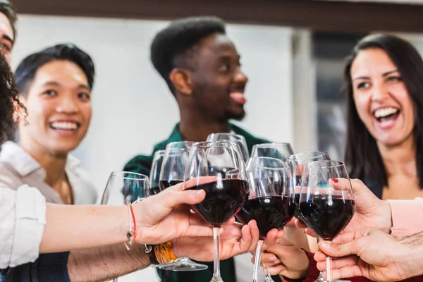 Amigos Multirraciales Felices Brindando Por Vino Tinto Restaurante Grupo Jóvenes — Foto de Stock