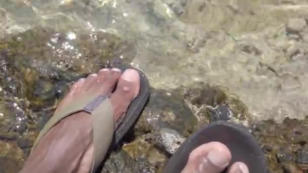 Afrika Turistlerinin Ayakları Kıyıda Dururken Deniz Dalgaları Içinde Banyo Yapıyor — Stok video