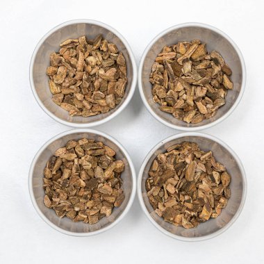 Kurumuş Çin rhubarb örnekleri, beyaz arka planda izole edilmiş romatizmalı ilaç özütü ve kuru tıbbi ilaç. Ürün kalite kontrolü için kümeler kuruldu