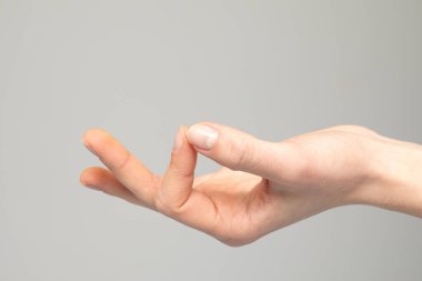 Tırnak derisi soyulmuş parmak, kuru deriden kaynaklanan yaygın bir sorun ve sık sık su, sabun ve kimyasallar gibi sert elementlere maruz kalma.