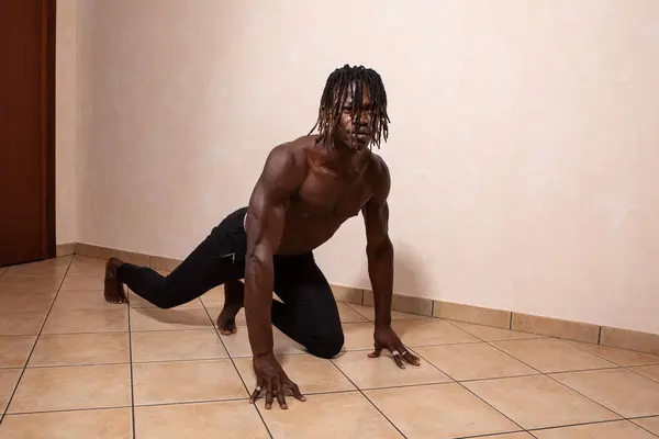Bezkoszulowy Afrykanin Ćwiczący Domu Koncepcja Treningu Fitness Domowego Podczas Przerw — Zdjęcie stockowe