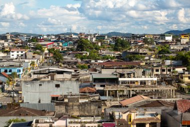 Puyo 'nun şehir manzarası şehrin dinamik özünü yakalar uzak dağların arka planında yaşar.
