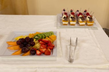 Rengarenk taze meyvelerin yanı sıra çöken tatlılar da ziyafette misafirleri keyiflendirmeye hazır.