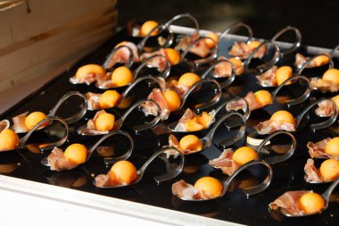 Kavun ve jambonlu mezeler bir partide kaşıkla servis edilir.