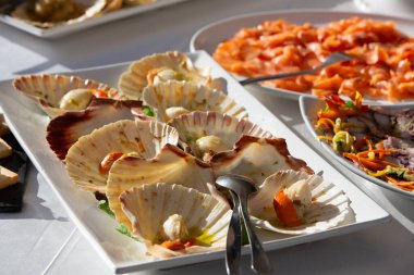 Tereyağlı ve otlu istiridye tabağı servis edilmeyi bekliyor.