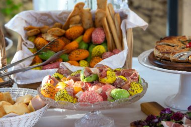 Yemek servisi sırasında açık büfede sunulan nefis, renkli parmak yemekleri.