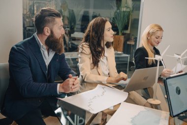 Yeşil enerji geçişi projesinde birlikte çalışan üç iş adamı