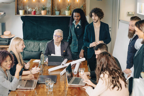 Diversos Equipos Empresarios Están Teniendo Una Reunión Productiva Una Oficina — Foto de Stock