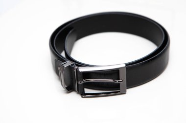 Zarif metal tokalı zarif siyah deri kemer, resmi ya da günlük kıyafet için mükemmel.