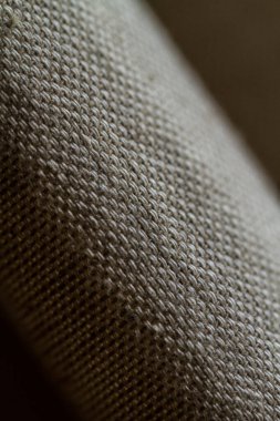 Sıcak, nötr bir tonda yumuşak, dokulu kumaş samimi ve davetkar bir atmosfer yaratır.