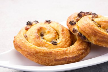 Kuru üzümlü taze pişmiş acı beyaz tabakta baştan çıkarıcı bir girdap yaratır.