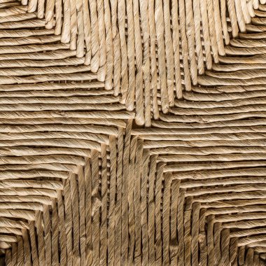 Mobilya, işçilik ve doğal dokular üzerinde geometrik desenler oluşturan dokuma saman ayrıntılı görünümü