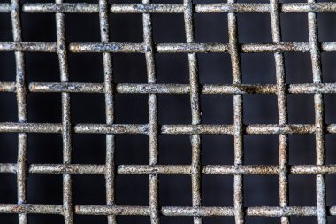 Metal ağ düzenli ızgara deseni oluşturur, doku ve kesişen çizgileri gösterir