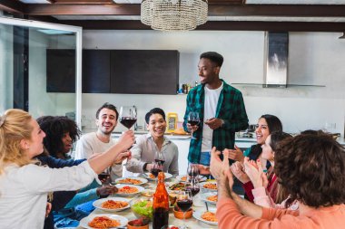 Kırmızı şarap kadehlerini yudumlayan, İtalyan makarnasının tadını çıkaran, ev yemeği partisinde kutlama yapan çok ırklı arkadaşlarınız kutlu olsun.
