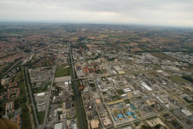 Havadan bakıldığında geniş bir sanayi bölgesi ve şehir manzarası görülüyor.