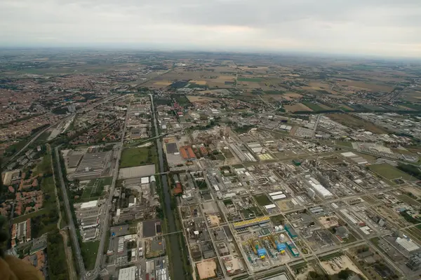 Havadan bakıldığında geniş bir sanayi bölgesi ve şehir manzarası görülüyor.