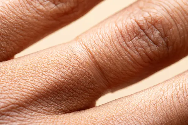 Makro fotoğrafçılık insan derisinin karmaşık detaylarını ortaya çıkarıyor, kırışıklıkları, gözenekleri ve benzersiz dokuları vurguluyor.