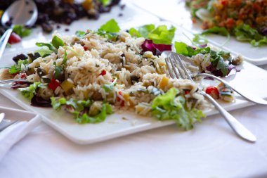 Karışık sebzeli, otlu ve zeytinli lezzetli pirinç salatası, hafif ve sağlıklı bir yemek için mükemmel.