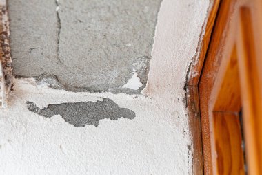 Tavandaki boyalar, ahşap bir kapı çerçevesinde su hasarı olduğunu gösteriyor. Bu da potansiyel bir sızıntı ve tamir ihtiyacı olduğunu gösteriyor.